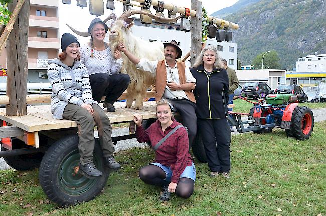 Die Familie Marina, Ramona, Tamara, Roland und Christine Fercher (von links) aus Naters ist stolz auf ihren Albino, der mit seiner Hornspannweite bald ins «Guinness-Buch der Rekorde» aufgenommen werden dürfte.