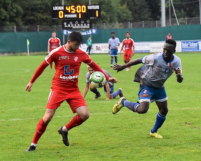 Hrdlicka gegen Azzurris Kebe, der FC Naters Oberwallis bleibt nach dem 2:0-Sieg beim Schlusslicht vorne dran.