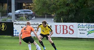 Viel Druck. Brigs Mark Oberholzer (rechts) im Zweikampf mit Leuk-Sustens Sandro Steiner.