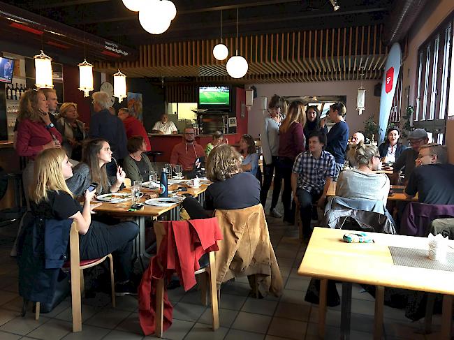 Allmählich kommt Stimmung auf im Restaurant Simplon in Naters, das Wahllokal der SPO.