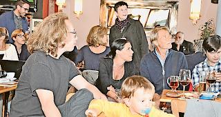 Freude herrscht. SP-Mitglieder und Sympathisanten verfolgen gespannt die Wahlergebnisse.