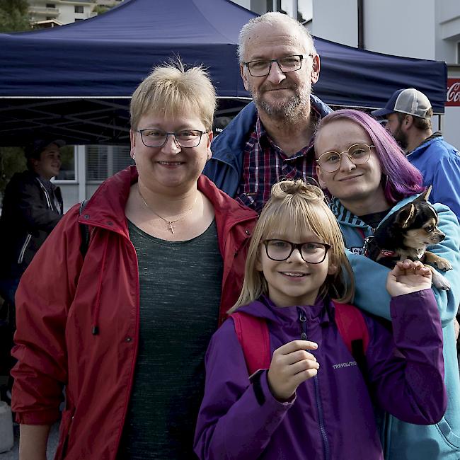 Andrea (46), Daniel (53), Marceline (9) und Samantha (15) Knubel mit Hund Ayla, Bürchen.