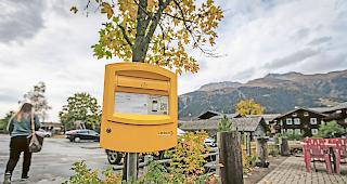 Neue Verteilrouten. Die Post kommt in Ernen (Bild) und anderen Gommer Gemeinden zum Teil erst zur Mittagszeit.Foto WB/Alain Amherd