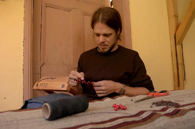 Der gebürtige Sustner bei der konzentrierten Arbeit in seinem Häuschen in Pisco Elqui (Chile).