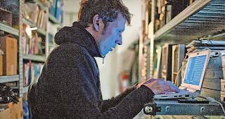 Internetkriminalit&auml;t. Ein Mann gibt einen Befehl in den Computer ein (gestellte Szene).