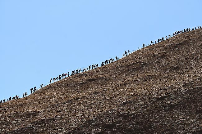 Bevor das Kletterverbot für den Uluru in Kraft tritt, wollen noch hunderte Touristen den Berg, der für die australischen Ureinwohner heilig ist, erklimmen.  