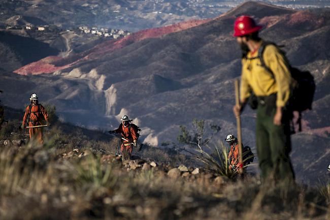 In Kalifornien stehen immer noch Tausende Feuerwehrleute im Einsatz, um die Brände unter Kontrolle zu bringen.
