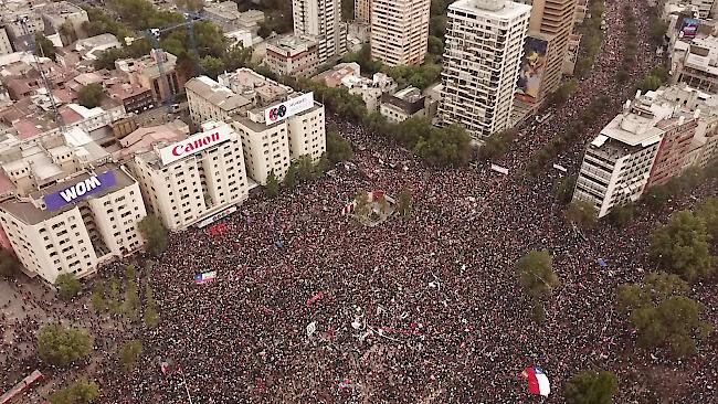 Unzufrieden. Mehr als eine Million Menschen sind am Freitag in Chile gegen Präsident Sebastián Piñera auf die Strasse gegangen.