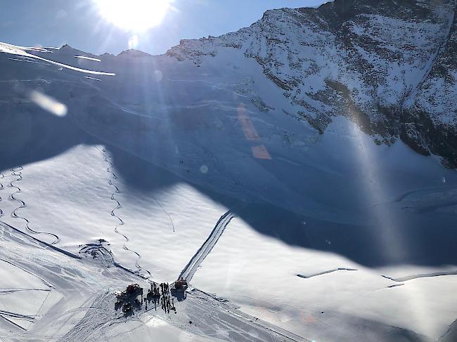 Mehrere Skitourengänger wurden am Samstagnachmittag im Gebiet Allalin von einer Lawine mitgerissen. Dank dem raschen Handeln der Einsatzkräfte blieben alle Personen jedoch unverletzt.