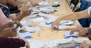 Freiwillige Mitarbeiter helfen bei der Ausz&auml;hlung der Abstimmungsunterlagen zur St&auml;nderat- und Nationalratswahl. (Symbolbild)