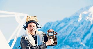 Witzig. Schriftsteller Rolf Hermann &ndash; dem Humor nie abgeneigt&hellip; Foto Val&eacute;rie Giger