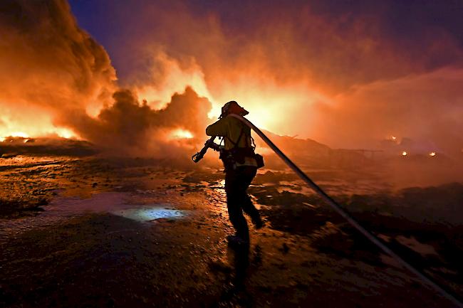 Die Waldbrände in Kalifornien zerstören seit Tagen Dutzende Häuser und treiben Zehntausende Menschen in die Flucht.