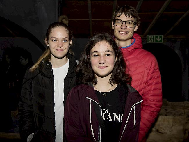 Sarah (18) und Anna (12) Roten, Termen, und Aaron Grand (20), Naters. 