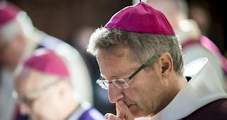 Weihbischof Alain de Raemy wurde monatelang von einer Frau bel&auml;stigt, die sich offenbar in ihn verliebt hatte. Die Frau wurde zu einer dreimonatigen Freiheitsstrafe verurteilt. 