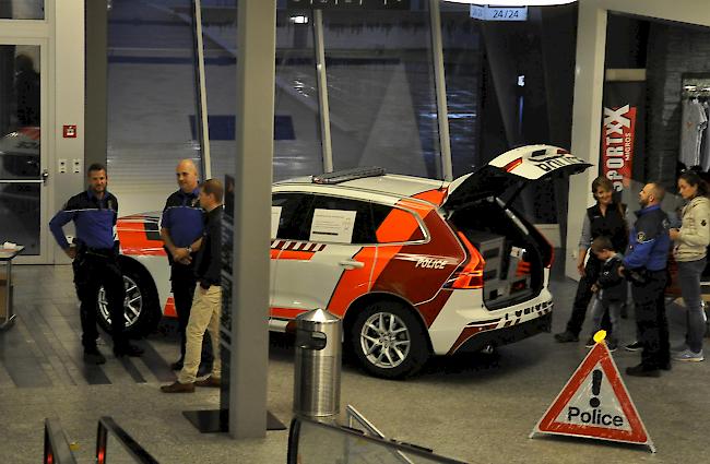 Beim gemeinsamen Auftritt von Kantonspolizei und Stadtpolizei Brig-Glis gabs auch Einblicke in ein Fahrzeug der neusten Generation.