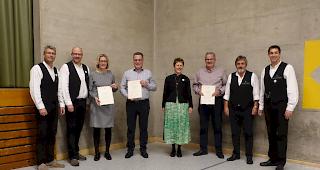 Der Zunftrat mit den Neumitgliedern in der Heidazunft Visperterminen. 