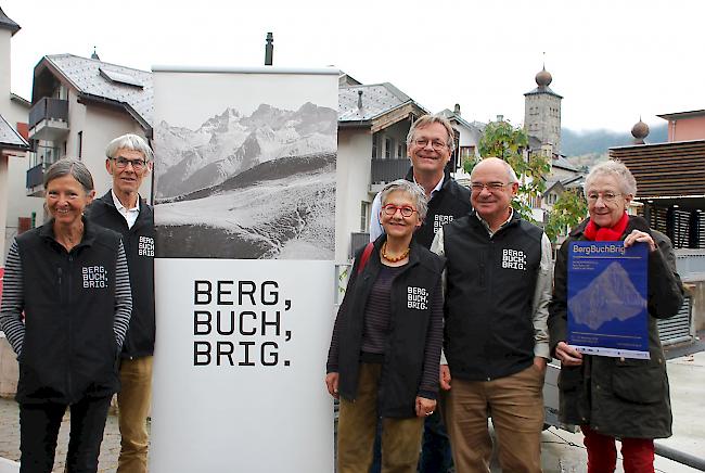 Sie präsentierten am Dienstag das Programm von BergBuchBrig 2019 (von links): Liliane Studer, Robert Schärer, Hildegard Loretan, Peter Salzmann, Andreas Weissen und Anthea Waibel.