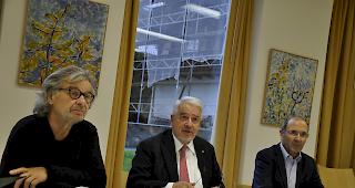 Freudentag. Anton Ruppen, Vorsteher des Projektausschusses, Albert Bass, Pr&auml;sident des Stiftungsrats und Reinhard Venetz, Direktor Seniorenzentrum Naters (von links) an der Orientierung vor dem Spatenstich.