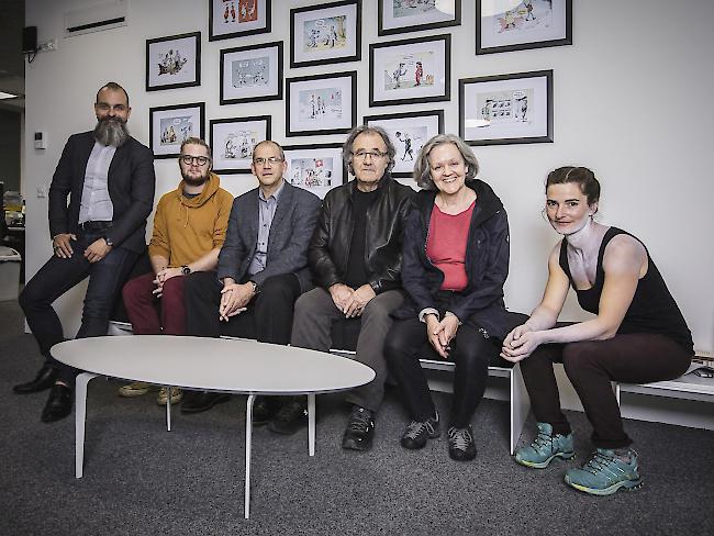 Gesprächsrunde. Akteure aus der Theaterwelt treffen sich zu einem Meinungsaustausch rund um das Thema Kulturförderung der Bühnenkunst. Jennifer Skolovski, (rechts) kam noch geschminkt direkt von einer Probe ans Gespräch.