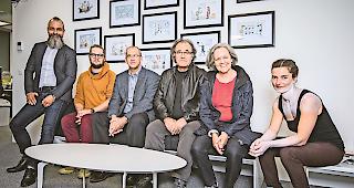 Gespr&auml;chsrunde. Akteure aus der Theaterwelt treffen sich zu einem Meinungsaustausch rund um das Thema Kulturf&ouml;rderung der B&uuml;hnenkunst. Jennifer Skolovski (rechts) kam noch geschminkt  direkt von einer Probe ans Gespr&auml;ch. 