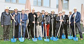 Mit Schaufel und Spitzhacke. Die Verantwortlichen der Aufstockung des Hauses St. Michael gestern beim offiziellen Akt.