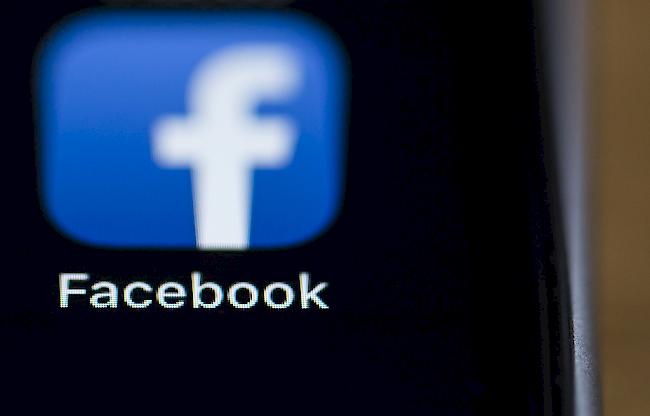 Täglich kommen rund 1,62 Milliarden Nutzer zu Facebook. Zusammen mit weiteren Angeboten wie WhatsApp oder Instagram greifen jeden Tag rund 2,2 Milliarden User auf die Dienste des Konzerns zu.