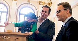 &laquo;Heimische Geburtenrate&raquo;. SVPU-Pr&auml;sident Cyrille Fauch&egrave;re mit Sohn am vergangenen Wahlsonntag. 