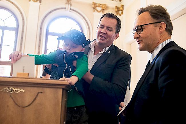«Heimische Geburtenrate». SVPU-Präsident Cyrille Fauchère mit Sohn am vergangenen Wahlsonntag. 