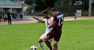 Acosta verteidigt den Ball gegen Martinachs Ferreira, der FC Naters Oberwallis lag im Derby mit 3:0 vorne.
