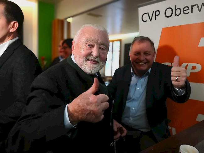 alt-Ständerat Daniel Lauber (links) und Leuks Burgerpräsident Adalbert Grand freuen sich im Jägerheim über den Ausgang des 2. Wahlgangs. 