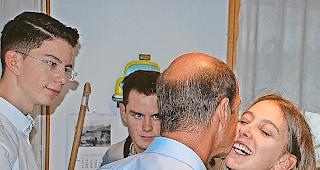 Erste Gratulanten. Stolz, Anerkennung und Befreiung bei Tochter Alina und Sohn Gabriel nach dem Wahlerfolg.Foto wb