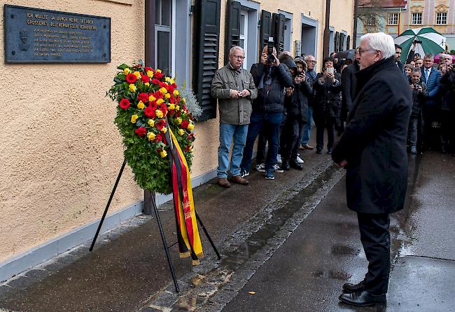 Der deutsche Bundespräsident Frank-Walter Steinmeier legt vor der Georg Elser Gedenkstätte in Hermaringen bei Ulm einen Kranz nieder.