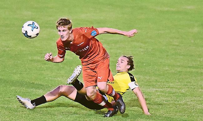 Josua Schmidt vom FC Raron im Zweikampf mit dem Briger Marius Würsten (in Gelb): Das Spiel endete 2:2.