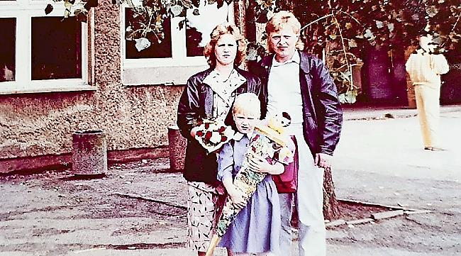Kristine bei der Einschulung mit Mutter Manuela und Vater Michael.
