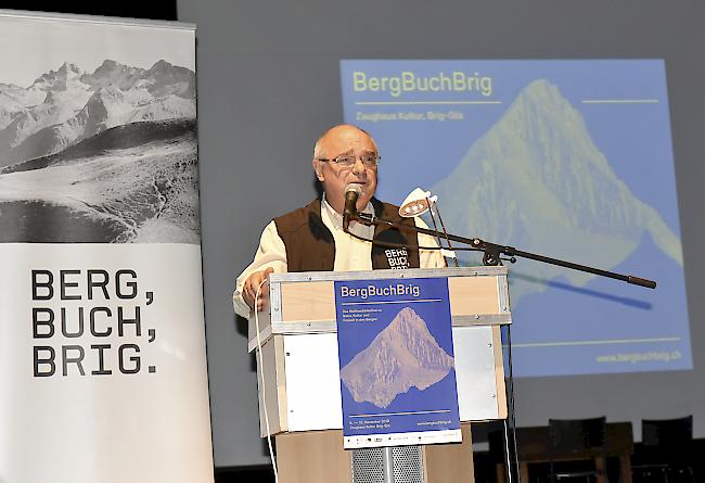 Vielfalt im Programm. Programmleiter Andreas Weissen bei seiner Begrüssung zur Eröffnungsfeier von «BergBuchBrig»: «Lassen Sie sich überraschen».  Foto wb