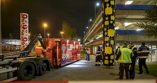 <b>Grosseinsatz.</b> Die Milit&auml;rpolizei untersucht den Zwischenfall am Flughafen Schiphol.