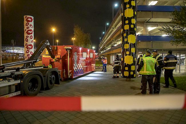 <b>Grosseinsatz.</b> Die Militärpolizei untersucht den Zwischenfall am Flughafen Schiphol.