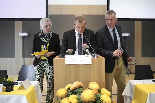 Parteipräsident Martin Landolt (Glarus), Mitte, neben neben Nationalrat Lorenz Hess (Bern) und Generalsekretärin Astrid Bärtschi am Samstag an der Delegiertenversammlung der BDP Schweiz.