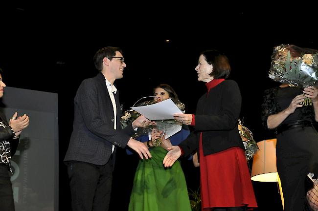 Die Walliser Kulturministerin überreichte Andreas Zurbriggen einen Förderpreis für junge Talente auf der Theaterbühne am Kollegium Brig.