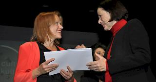 Annelore Sarbach freut sich sehr &uuml;ber den Preis aus den H&auml;nden von Staatsr&auml;tin Waeber-Kalbermattten.