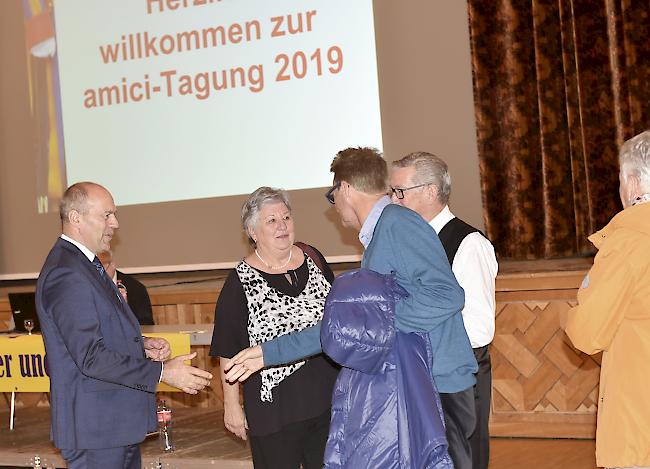 Zentralfahne. Grund z zur Freude: Die Zentralfahne (rechts) grüsst die Amici und Stifter im Natischer Missione. Foto mengis media