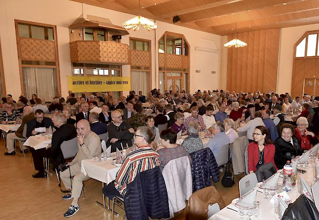 Zentralfahne. Grund z zur Freude: Die Zentralfahne (rechts) grüsst die Amici und Stifter im Natischer Missione. Foto mengis media