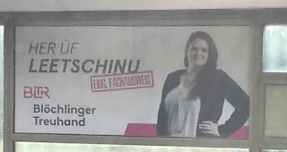 &laquo;Her &uuml;f Leetschinu&raquo;. Mit diesem Plakat sorgte Julia Bl&ouml;chlinger von Bl&ouml;chlinger Treuhand f&uuml;r &Auml;rger. Sie hat sich entschuldigt.