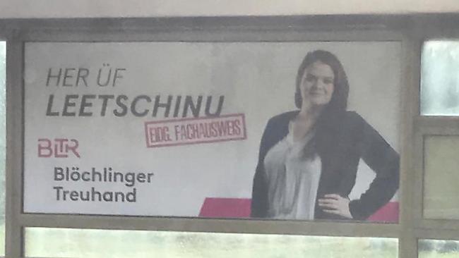 «Her üf Leetschinu». Mit diesem Plakat sorgte Julia Blöchlinger von Blöchlinger Treuhand für Ärger. Sie hat sich entschuldigt.