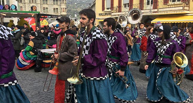 Die Guggemusik Caracas lud am Samstag in Brig zur Fastnachtseröffnungsfeier ein.