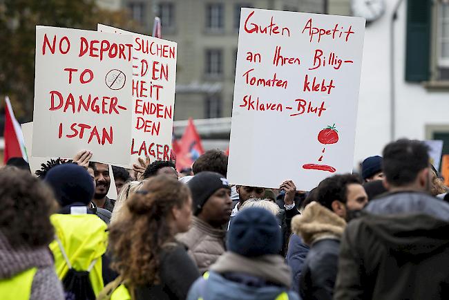 Personen nehmen am Samstag an der nationalen Demonstration Asylcamps sind keine Lösung in Bern teil.