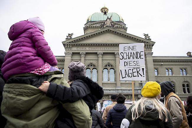 Personen nehmen am Samstag an der nationalen Demonstration Asylcamps sind keine Lösung in Bern teil.