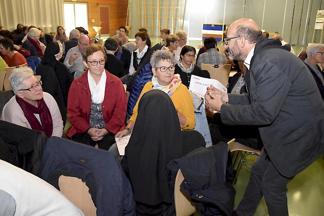 Diakon Martin Brunner-Artho im Austausch mit den Kongressteilnehmern.