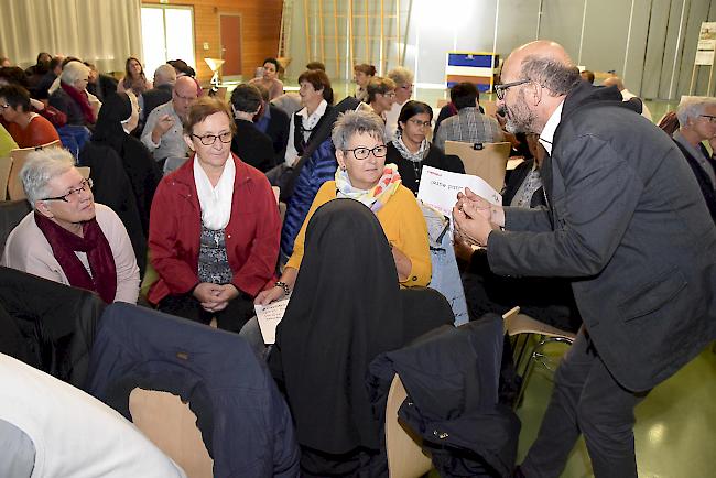 Diakon Martin Brunner-Artho im Austausch mit den Kongressteilnehmern. 