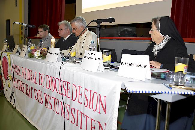 Auch Bischof Jean-Marie Lovey (2. v. r). nahm wieder am Kongress des Seelsorgerats Oberwallis teil. 